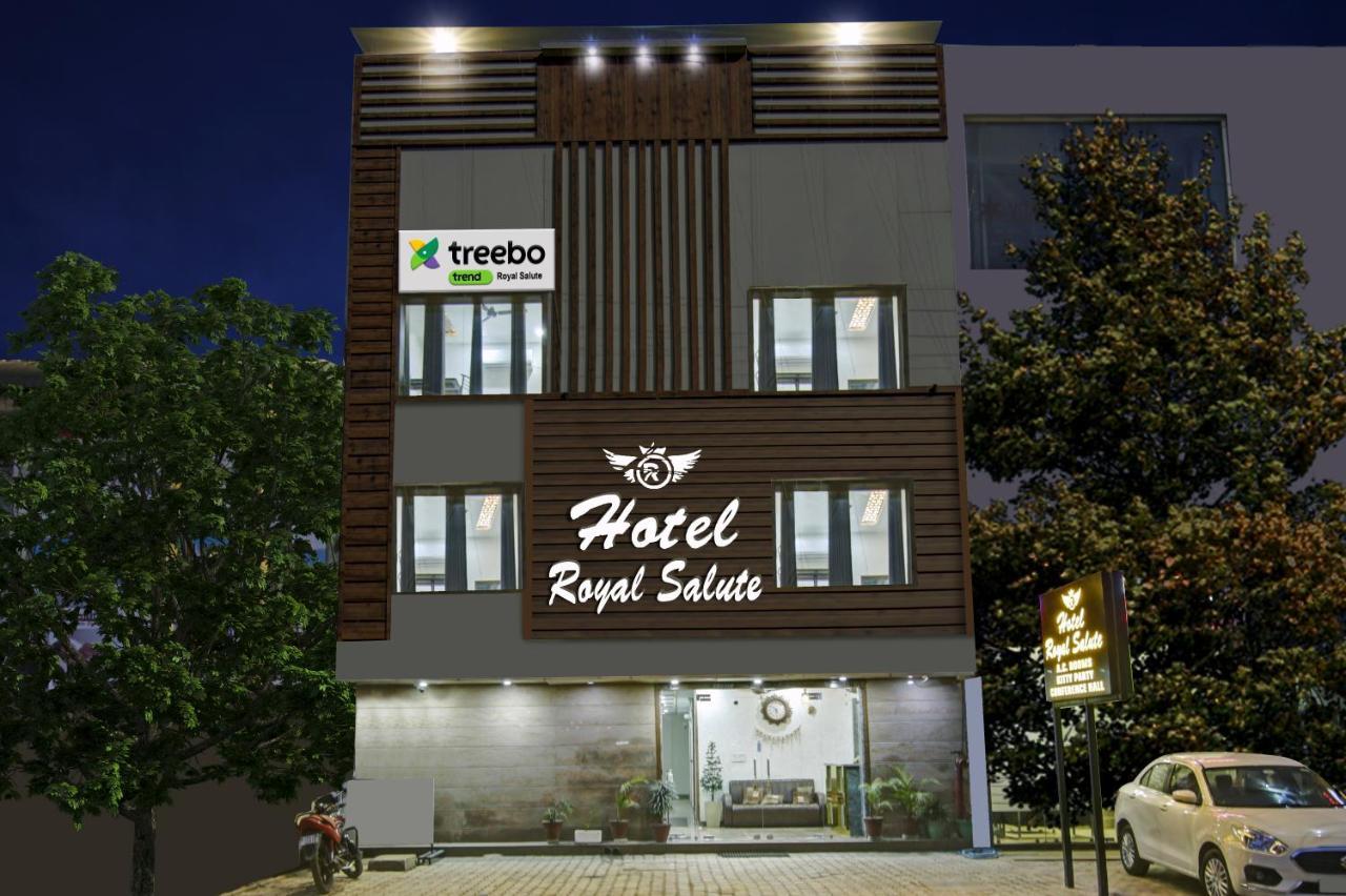 Hotel Treebo Royal Salute, Zirakpur Extérieur photo